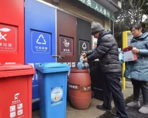 “史上最严垃圾分类措施”来了！垃圾分时段投放、取消垃圾桶…你怎么看？